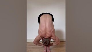 Can you beat Baki ? #bakipose #flexibility #yoga #mobility #stretching #exercise #health #amazing