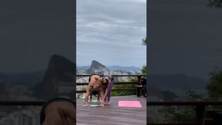 Ensinar yoga é minha alegria, onde pequenos detalhes se tornam grandes momentos de descoberta. #yoga