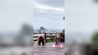 Ensinar yoga é minha alegria, onde pequenos detalhes se tornam grandes momentos de descoberta. #yoga