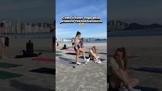 Complicado esse yoga hahaha mas muito incrível ???? #vlogs #praia #mar #yoga #balneariocamboriusc