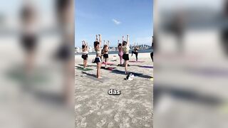 Complicado esse yoga hahaha mas muito incrível ???? #vlogs #praia #mar #yoga #balneariocamboriusc