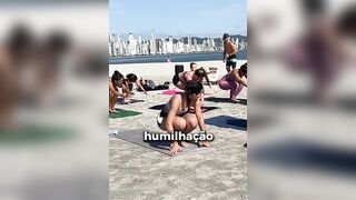 Complicado esse yoga hahaha mas muito incrível ???? #vlogs #praia #mar #yoga #balneariocamboriusc