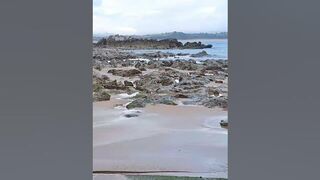 Paso por el espigón El Muro de la Playa Bikinis de Santander.