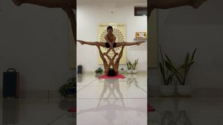 Flying stretching pose ???????? #yoga #fitness #challenge #weightlifting #stretching #viral #shorts