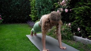 [4k] yoga with flowers????