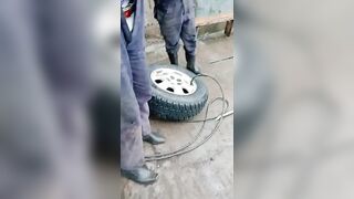 Most amazing easy and simple tricks of stretching stubborn car tyre with fire ????????