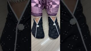 बचें हुए कपड़े से बनाएं गारम मोजे़/winter socks cutting and stretching #wintersocks #youtubeshorts