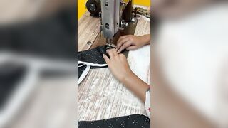 बचें हुए कपड़े से बनाएं गारम मोजे़/winter socks cutting and stretching #wintersocks #youtubeshorts