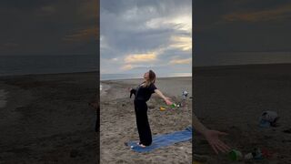 Yoga in spiaggia #yoga #yogapractice #sunsalutation #camperlife #mare #yogainspiration #yogateacher