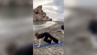 Yoga in spiaggia #yoga #yogapractice #sunsalutation #camperlife #mare #yogainspiration #yogateacher