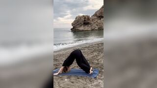 Yoga in spiaggia #yoga #yogapractice #sunsalutation #camperlife #mare #yogainspiration #yogateacher