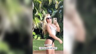 Rocío mostrando más de sus nuevas bikinis