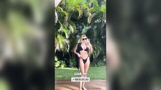 Rocío mostrando más de sus nuevas bikinis