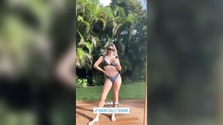 Rocío mostrando más de sus nuevas bikinis