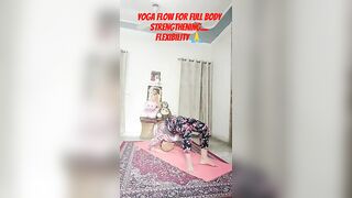 stretching, balancing and flexibility yoga flow ????#yoga #yogaflow #stretching