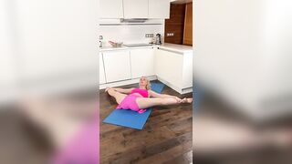 DEEP STRETCHING AT HOME ON A YOGA MAT ????????