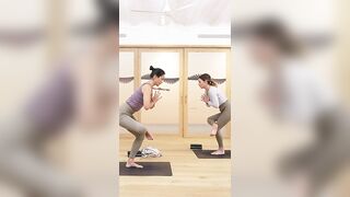 Entramos a Eka Pada Utkatasana y probamos equilibrios sobre los brazos #Yoga #Shorts