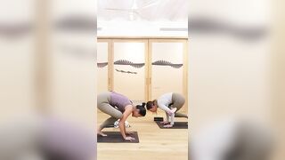 Entramos a Eka Pada Utkatasana y probamos equilibrios sobre los brazos #Yoga #Shorts