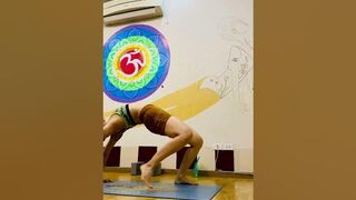 #yogateacher #yoga #backbend #stronglegs #iyengaryoga #yogawithprops #ashtanga #lamsstudio #an