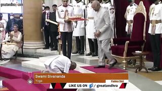 President Kovind presents Padma Shri to Swami Sivananda for Yoga | Greatandhra