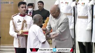 President Kovind presents Padma Shri to Swami Sivananda for Yoga | Greatandhra