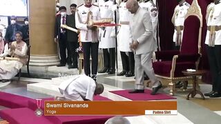 125 Year Old Yoga Guru Swami Sivananda Accepts Padma Shri With All Humility | Modi | News Buzz