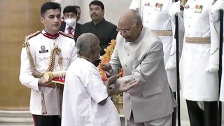 125 Year Old Yoga Guru Swami Sivananda Accepts Padma Shri With All Humility | Modi | News Buzz