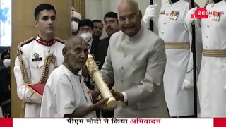 Padma Awards : योग गुरू बाबा Sivananda को प्रधानमंत्री ने झुककर दिया सम्मान | PM Modi | Yoga Guru |