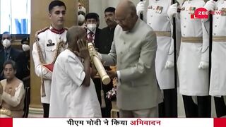 Padma Awards : योग गुरू बाबा Sivananda को प्रधानमंत्री ने झुककर दिया सम्मान | PM Modi | Yoga Guru |