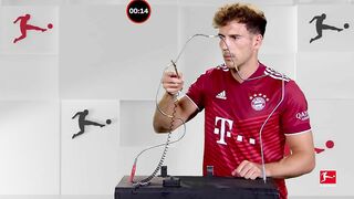 Leon Goretzka vs. Julian Brandt - Buzz Wire Challenge