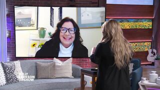 Kelly Surprises Viral TikToker With An Autograph For Her Celebrity Quilt Collection