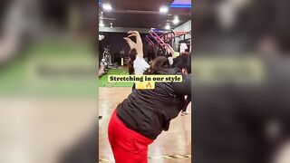 STRETCHING MODE ON ????????#femalefitness #strengthtraining #biggym #fitmom #fitness