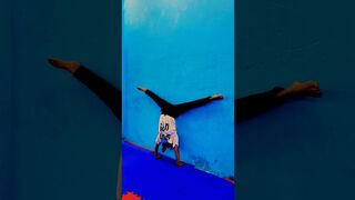 Girl doing Handstand Leg Stretching ????????#trending #stunt #fitness #flippergirl #handstand #handpower