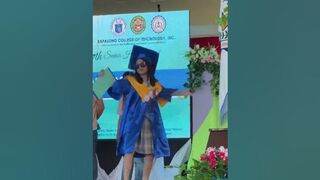 FILIPINO STUDENTS NAG TWERK SA GRADUATION RITES???