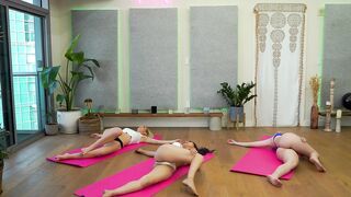 Deep Twist & Hip Stretch Bikini Yoga (INVERTED POSES! ????)