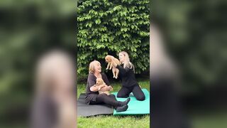 Puppy Yoga mit meiner Omi?! ???? #puppyyoga#omi#kurs#fitness#funny