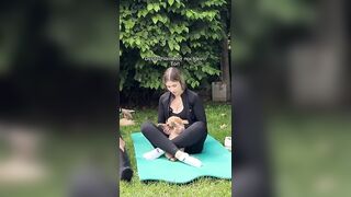 Puppy Yoga mit meiner Omi?! ???? #puppyyoga#omi#kurs#fitness#funny