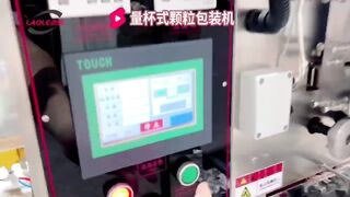 Particle flexible packaging machine adopts measuring cup method