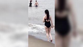 ????????Gái xinh mặc bikini tắm biển sầm Sơn ????