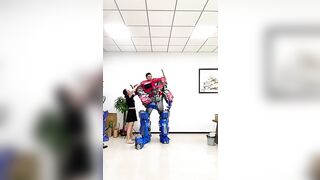 27-meter mecha Optimus Prime wearing tutorial creative inspiration, flexible performance wear me