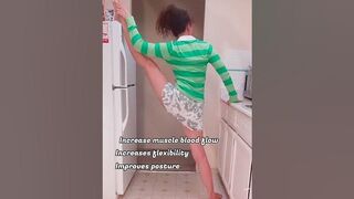 Kitchen Flexibility ????#flexibilité #flexiblelegs #flexibility #standingsplit #stretching #stretches