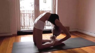 Flocke Yoga Back and Legs Flow Day 3