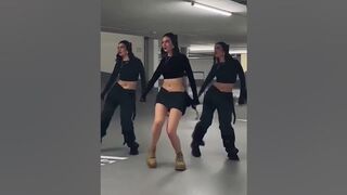 ????Triplets Twerking Tik Tik Tok #twerking #twerk #dancinggirl