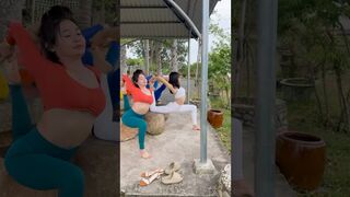 Outdoor yoga ????‍♀️ #trendingshorts #yogaposes #sports #yogastretches #viralvideo #yoga