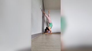 아침빵 먹고 요가연습 핀차마유라사나 #yoga #elbowstand #역자세 #머리서기 #춤추는약사