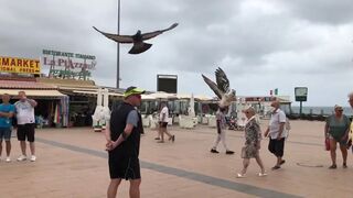 PLAYA DEL INGLES. TOURISTS Leave ANEXO II And The BEACH BECAUSE Of The RAIN. April 03, 2022.