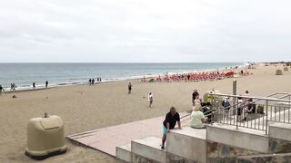 PLAYA DEL INGLES. TOURISTS Leave ANEXO II And The BEACH BECAUSE Of The RAIN. April 03, 2022.