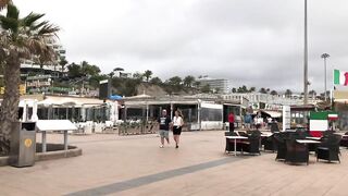 PLAYA DEL INGLES. TOURISTS Leave ANEXO II And The BEACH BECAUSE Of The RAIN. April 03, 2022.