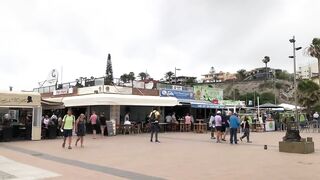 PLAYA DEL INGLES. TOURISTS Leave ANEXO II And The BEACH BECAUSE Of The RAIN. April 03, 2022.