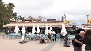 PLAYA DEL INGLES. TOURISTS Leave ANEXO II And The BEACH BECAUSE Of The RAIN. April 03, 2022.